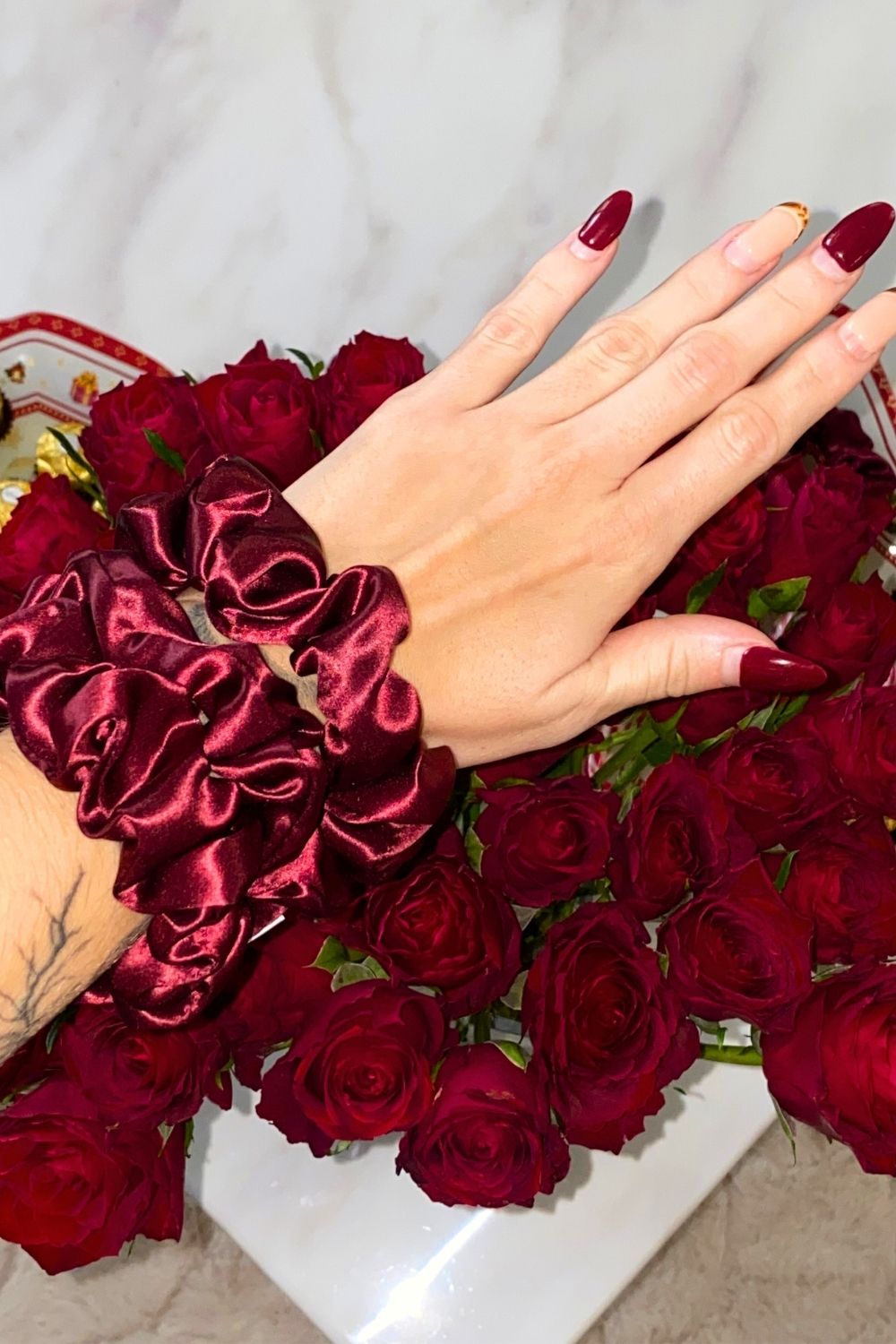 rote weinrote haargummis scrunchies seiden